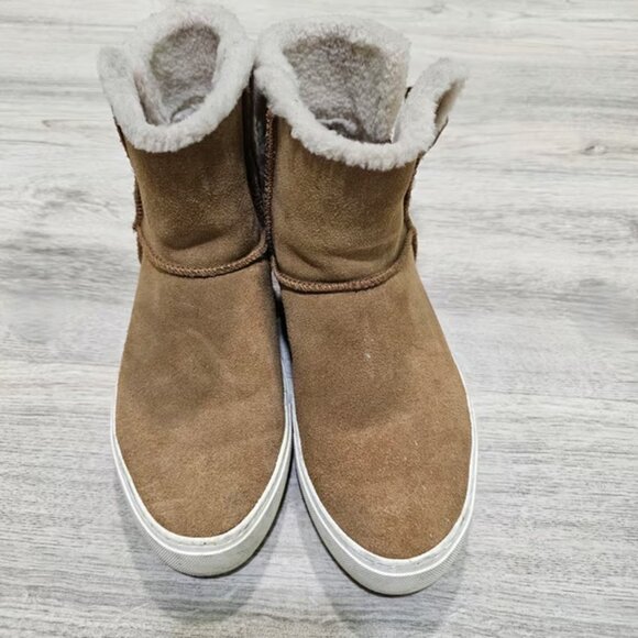 Uggs short boot with buckle size 7 - Picture 1 of 5